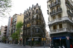 Barcelona sanciona plataformes que publiciten habitatges turístics il·legals
