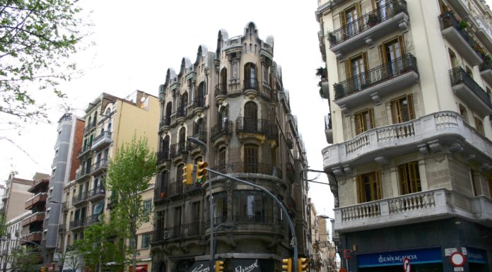 Barcelona sanciona plataformes que publiciten habitatges turístics il·legals