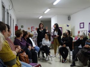 Reunió de dones a l’Associació de Veïnes de Can Clos