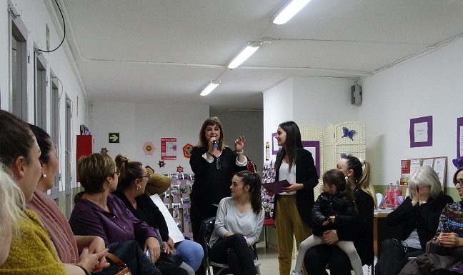 Reunió de dones a l’Associació de Veïnes de Can Clos