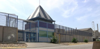 32 interns del CIE de la Zona Franca afectats amb un brot de sarna