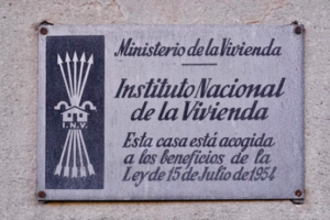 Xerrada sobre la simbologia franquista que encara queda a Sants-Montjuïc