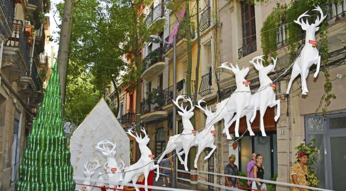 Festa Major de Sants: carrers guarnits, piromusical i cultura popular Descoracions nadalenques al carrer Finlàndia