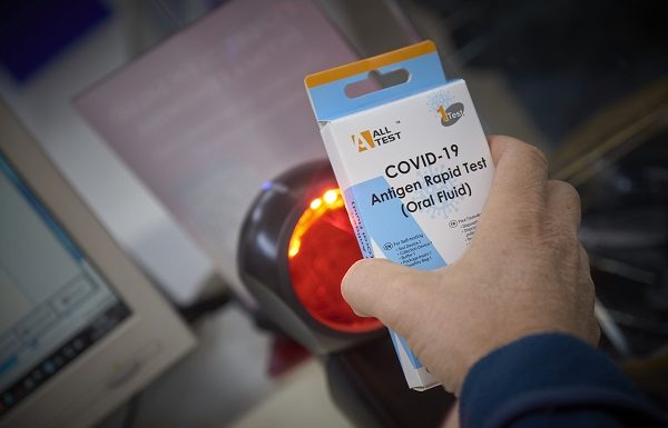 “Les farmàcies hem acabat pagant la diferència dels preus dels tests perquè la regulació va arribar tard”