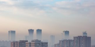 Un incendi destrueix dues naus a Sant Feliu de Llobregat i dispara la contaminació a la ciutat