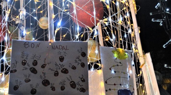 El Nadal arriba a La Marina amb l’encesa dels llums de l’arbre