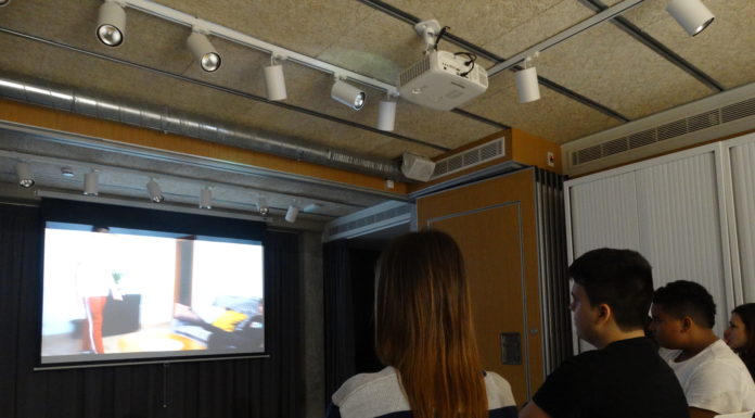 Els alumnes de l’institut Emperador Carles presenten al barri el seus curts sobre les injustícies socials que generen els rols de gènere