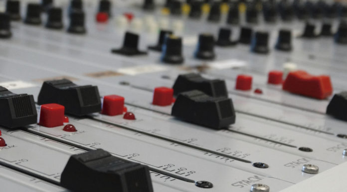 Com escoltar Connexió La Marina?