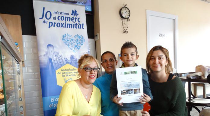 S’entrega el premi de la campanya Resol l’Enigma de l’Associació de Comerciants David Nieto es deixa fotografiar amb la seva mare, la restauradora de La Lluna de Mel i la responsable de l'Ass. de Comerciants Laura Gilibert en el moment de l'entrega dels premis