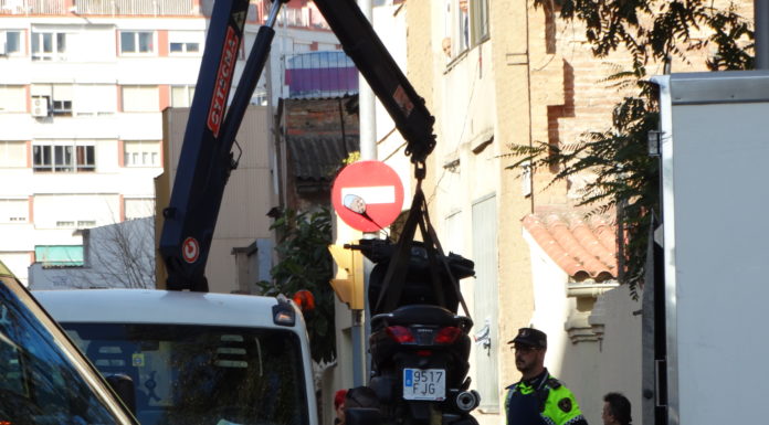 Col·lisió entre una moto i un taxi en la cruïlla Mare de Déu de Port i Alts Forns