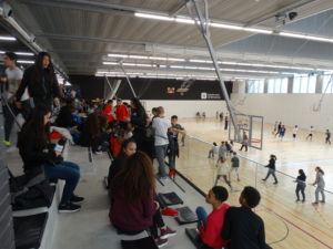 Els joves dels instituts del barri gaudeixen d’un 3×3 de bàsquet