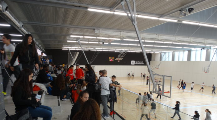Els joves dels instituts del barri gaudeixen d’un 3×3 de bàsquet