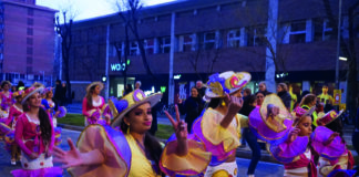 Un carnestoltes original i amb molta gresca va disfressar els carrers de La Marina