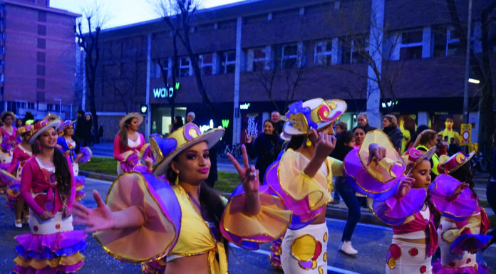 Un carnestoltes original i amb molta gresca va disfressar els carrers de La Marina