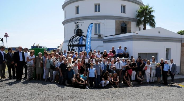 Veïnes i veïns de La Marina visiten les instal·lacions rehabilitades del far del Port