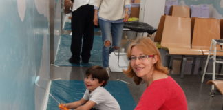 Infants del barri posen color a La Sala de pediatria del Cap La Marina