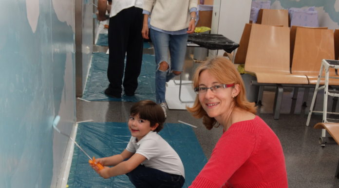 Infants del barri posen color a La Sala de pediatria del Cap La Marina
