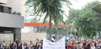 Veïns protesten contra la gestió de la Generalitat pel nou CAI a La Marina