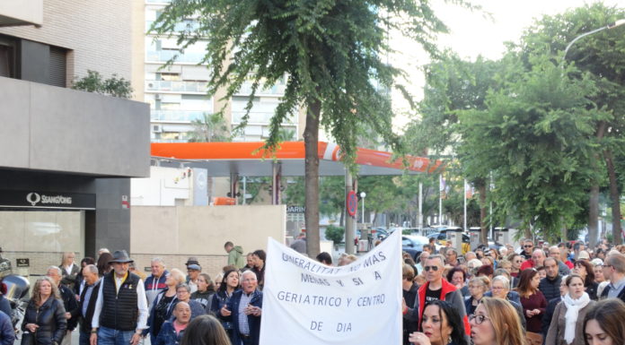 Veïns protesten contra la gestió de la Generalitat pel nou CAI a La Marina