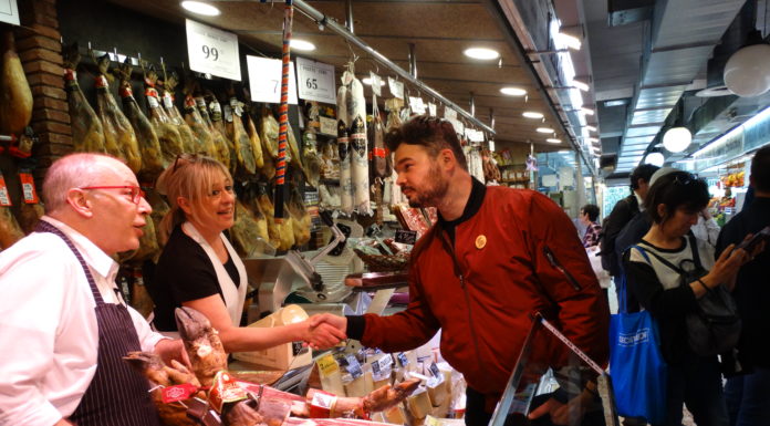 Gabriel Rufián passeja pel barri de La Marina a quatre dies de les eleccions municipals