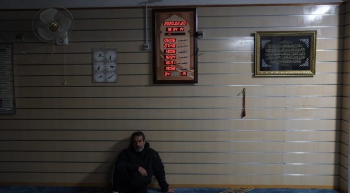 La comunitat musulmana al barri celebra el Ramadà enmig d’un confinament generalitzat