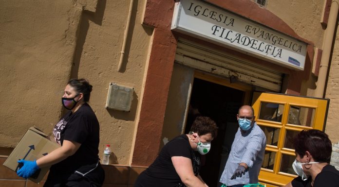 Associacions i comerciants impulsen una campanya solidària de recollida d’aliments al barri