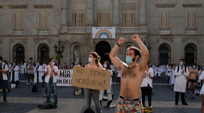 Treballadors sanitaris, extenuats, reclamen millores laborals