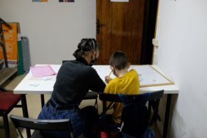 Joves impulsen un cooperativa d’ensenyament per acompanyar estudiants que necessitin reforç escolar