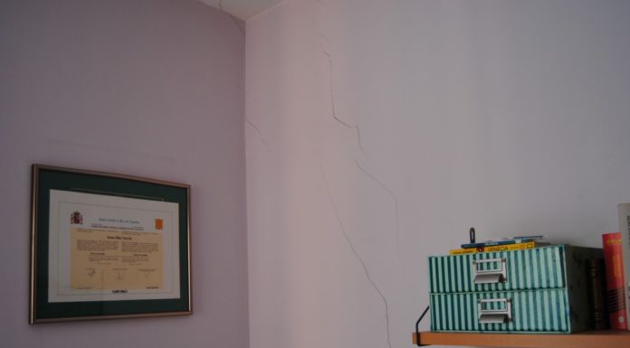 Alerta per unes esquerdes en edificis de la Plaça Sant Cristòfol fissures