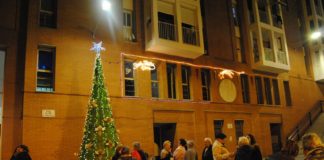 Encesa de llums a Can Clos amb actuacions musicals i de pallassos