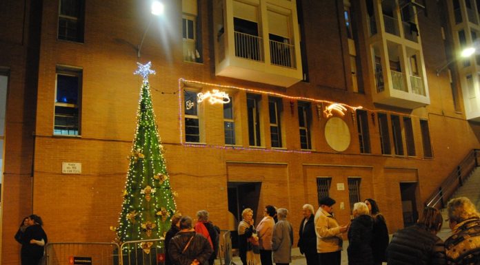 Encesa de llums a Can Clos amb actuacions musicals i de pallassos