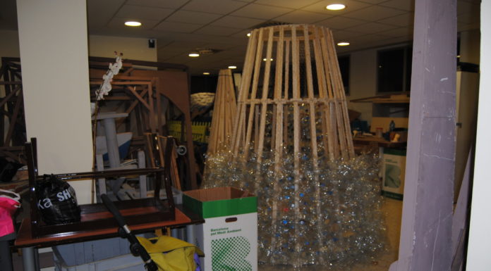 La Marina construeix el seu propi arbre de nadal