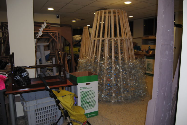 La Marina construeix el seu propi arbre de nadal
