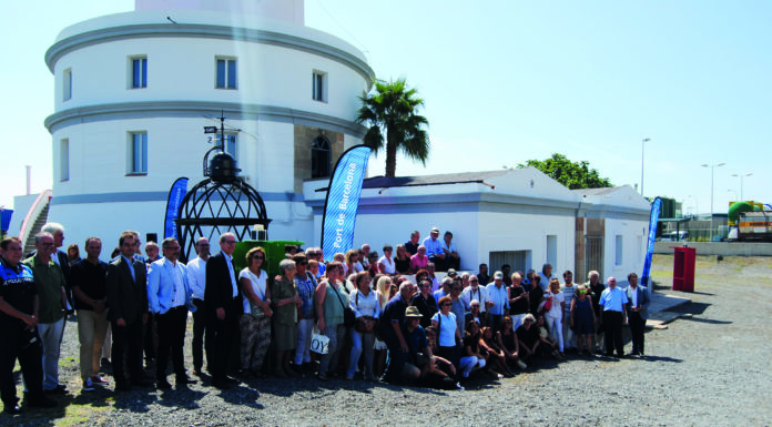 Veïnes i veïns de La Marina visiten les instal·lacions rehabilitades del far del Port