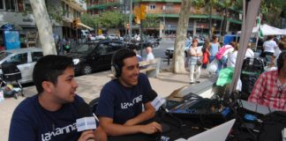 Man Hoh Tang intenta presentar una cançó