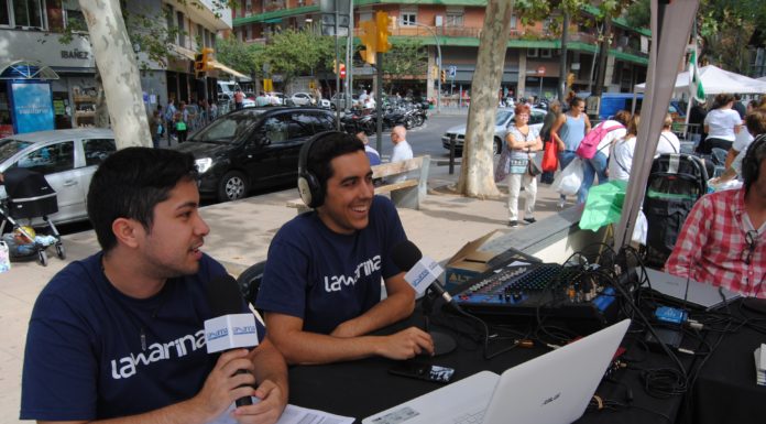 Una veïna ve a buscar el diari i el Man Hoh es posa a parlar amb ella