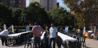 Parlem amb gent que dinarà a la plaça de la Marina