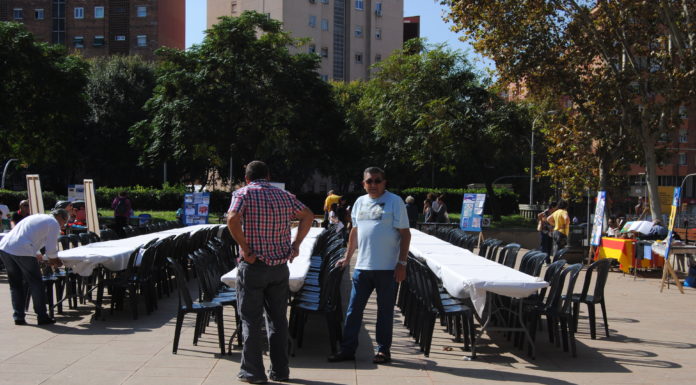 Parlem amb gent que dinarà a la plaça de la Marina