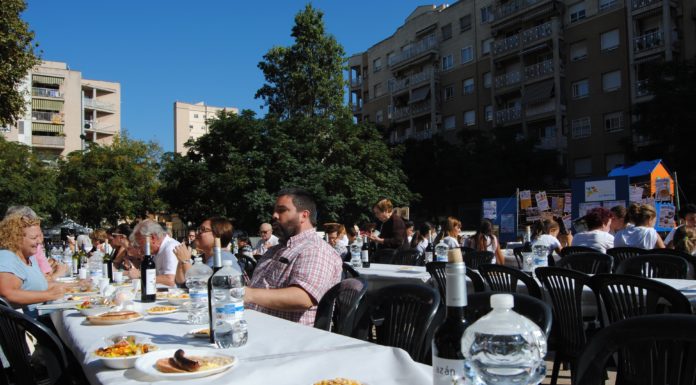 L’Alba Calpe parla amb els que munten les taules