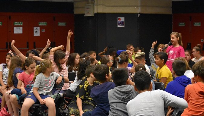 Noies i nois de La Marina debaten sobre el seu entorn