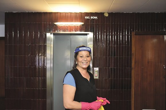 “Ara molta gent ha après a reconèixer la feina de la Senyora de la Neteja, i n’estic molt orgullosa”