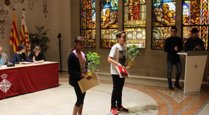 La seu del districte acull l’entrega de premis dels Jocs Florals escolars de Sants-Montjuïc