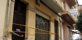Desallotgen un immoble de Sants-Montjuïc per risc de ruïna i esfondrament