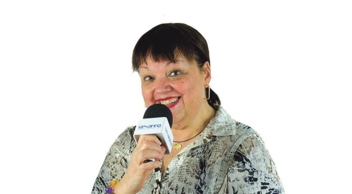 “L’objectiu del programa és educar; si una sola persona aprèn alguna cosa, ja em dono per satisfeta” Con la comida sí se juega