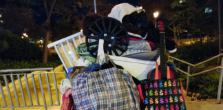 La vida dels sense sostre que s’aixopluguen al costat de l’església de Sant Bartomeu