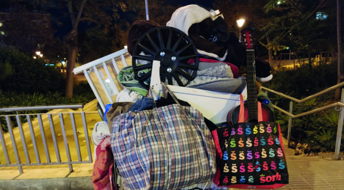 La vida dels sense sostre que s’aixopluguen al costat de l’església de Sant Bartomeu