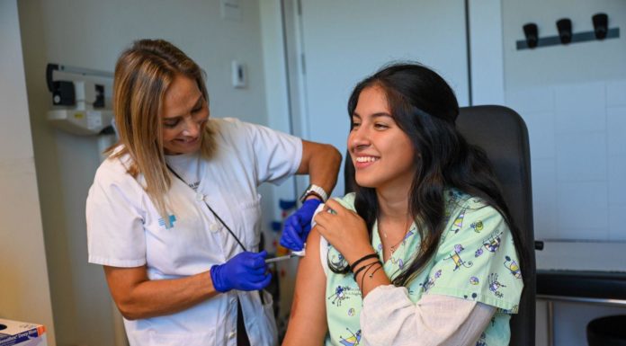 Arrenca la campanya de vacunació: a qui li toca la de la grip, COVID-19 o totes dues
