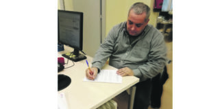 L’Associació de veïns de la Vinya signa el conveni de gestió del casal de barri amb el districte de Sants-Montjuïc