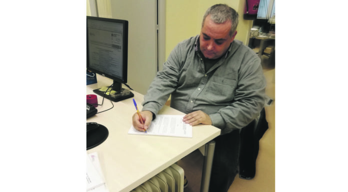 L’Associació de veïns de la Vinya signa el conveni de gestió del casal de barri amb el districte de Sants-Montjuïc