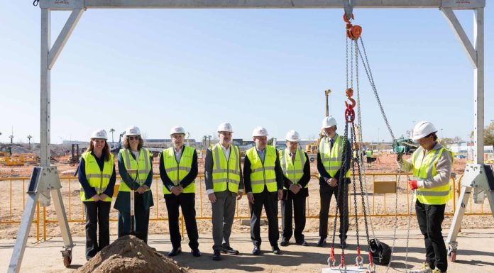 L’alcalde Collboni col·loca la primera pedra de l’ampliació de DFactory Barcelona